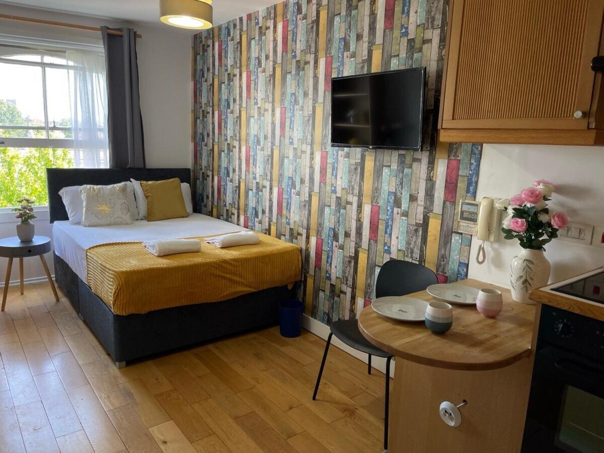 Portobello Road Artistic Studios 'Budget' London Room photo