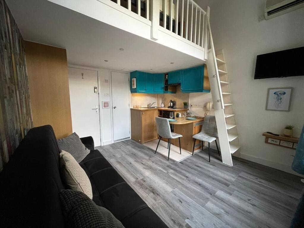 Portobello Road Artistic Studios 'Budget' London Room photo