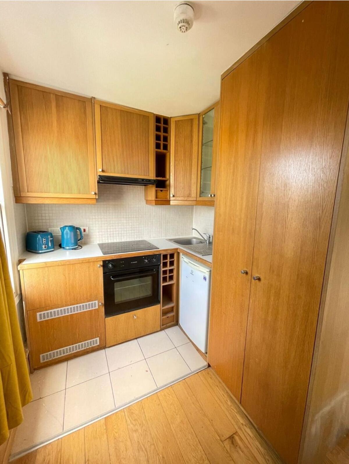 Portobello Road Artistic Studios 'Budget' London Room photo